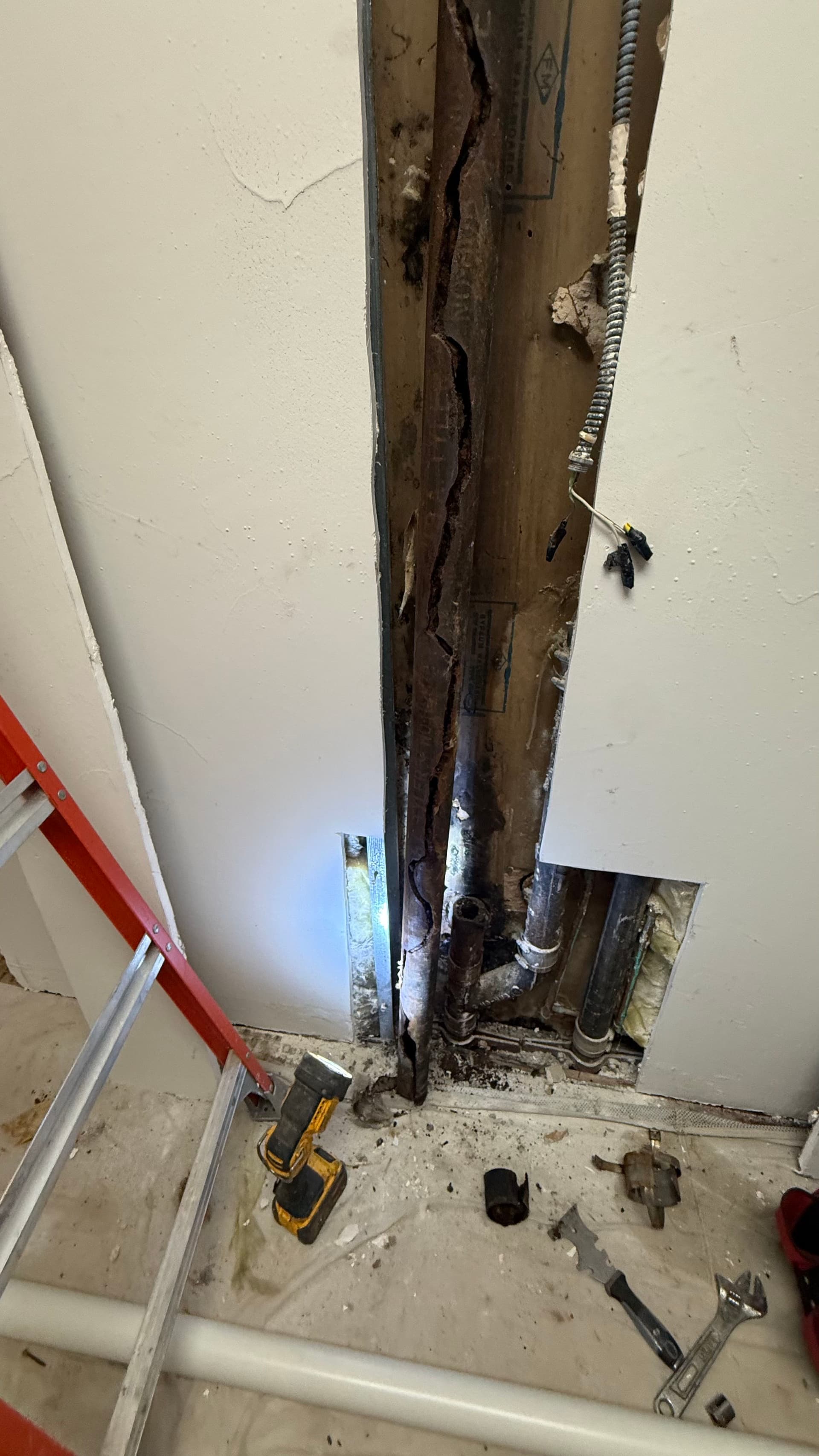 Gallery photos for Cracked Cast Iron Pipe Replaced in Commercial Building: Image #2